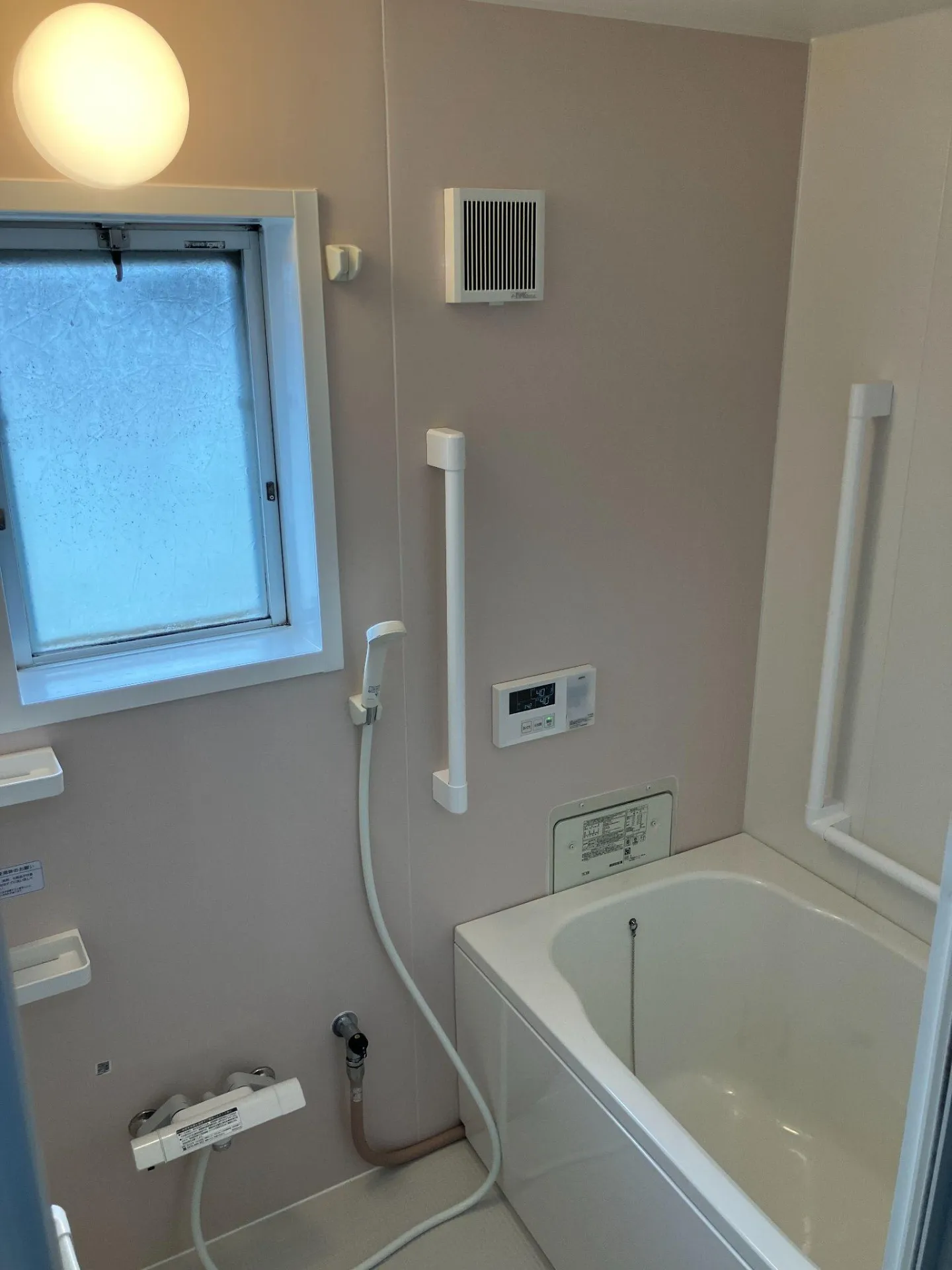 【神戸市北区】浴室リフォームで浴槽拡充・トイレの段差解消を補助金活用で実現!実質99万円工期5日の施工事例